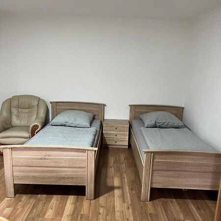 Messe Und Monteurzimmer Sehnde Eksteriør billede