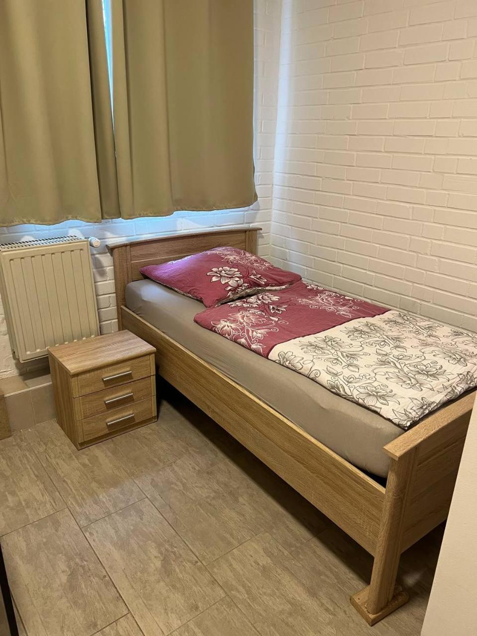 Messe Und Monteurzimmer Sehnde Eksteriør billede