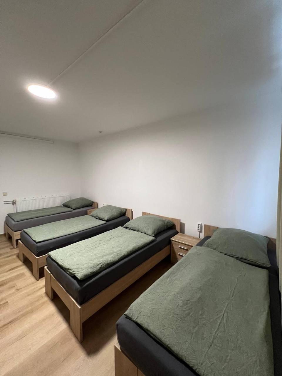 Messe Und Monteurzimmer Sehnde Eksteriør billede